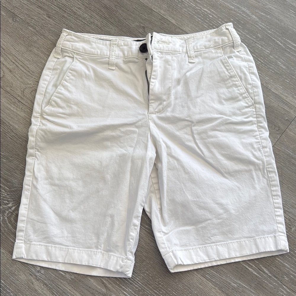 Hollister White Flat Front Boys Knee-Length Shorts 26” waist